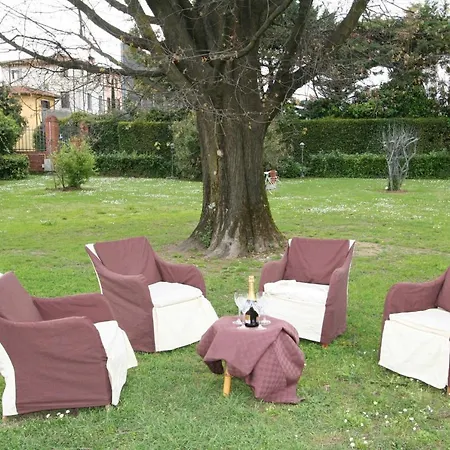 Bright Garden Apartment *